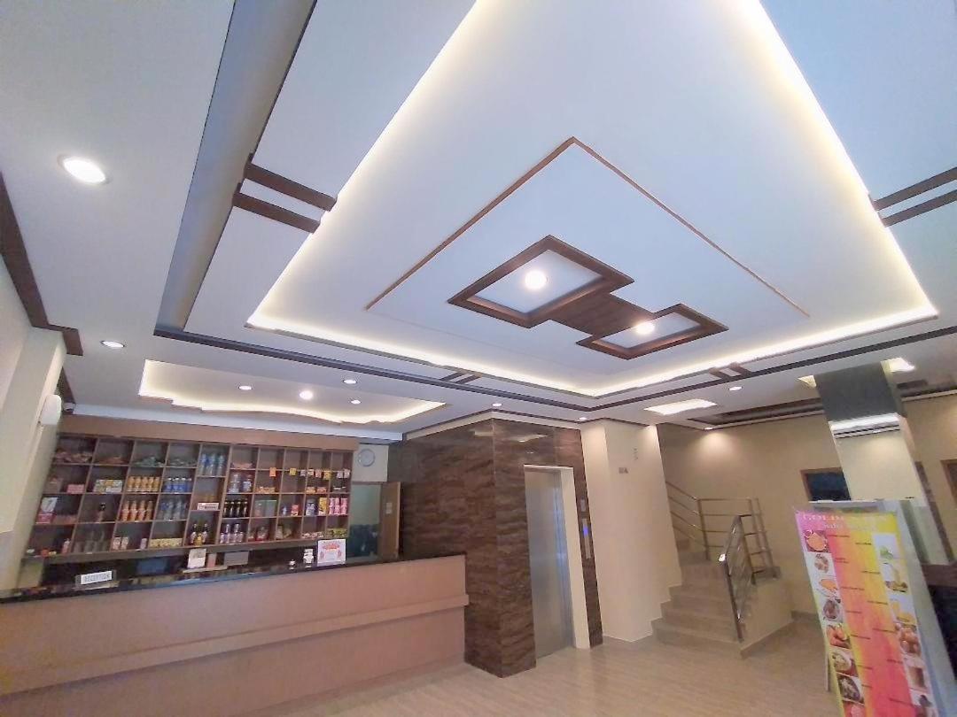 Golden Inn Ambon Buitenkant foto